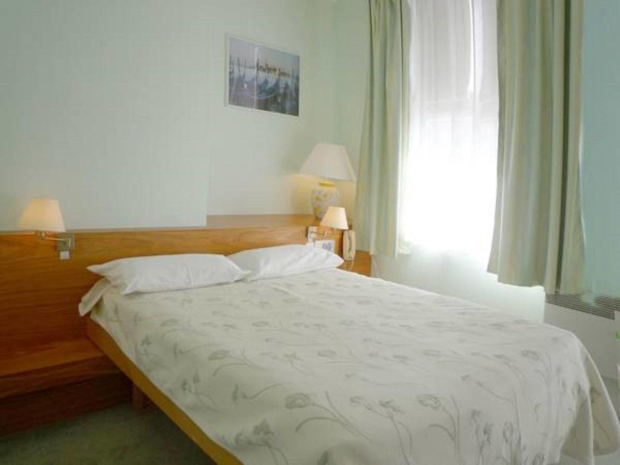 Hotel & Restaurant Le Cardinal Poix-de-Picardie Dış mekan fotoğraf